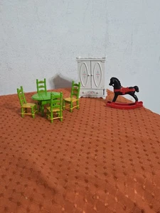 Mobili casa delle bambole vintage Mattel The Littles metallo 7 pezzi tavolo, sedie ect - Foto 1 di 14