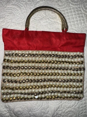 Bolso de mano pequeño rojo vintage con cuentas y asas doradas Foto 1 de 4