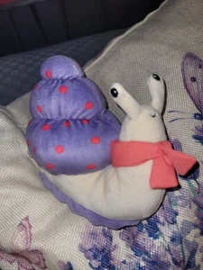 Jellycat Escarfgot Caracol Púrpura Peluche Animal Qith Bufanda Bolsa de Frijoles Juguete Raro - Imagen 1 de 5