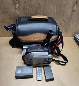 JVC Camcorder GR-AXM900UCompact VHS Remote Control Battery Tape Camera Bag - Picture 1 of 15