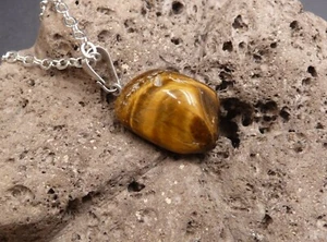 Collier avec pendentif coeur en pierre naturelle oeil de tigre d'Afrique du Sud - Foto 1 di 2