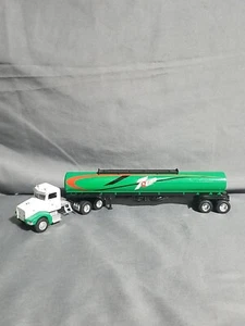 SPECCAST 1/64 PETERBILT 385 CABINA con RIMORCHIO CISTERNA ELLITTICA SEMI 7-UP - Foto 1 di 14