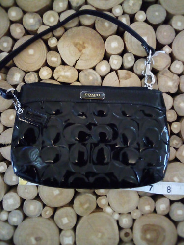 Bracciale Coach Signature "C" in pelle verniciata nera goffrata