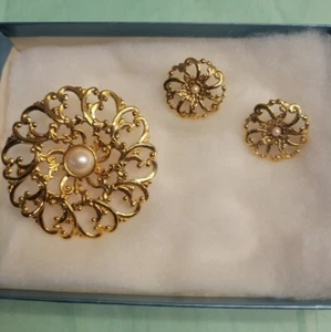 Vintage Gold Tone Lapel Pearl Bead Round Filigree pin and earrings - Picture 1 of 5