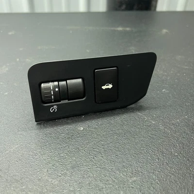 Toyota 86 TRD BRZ 2019 OEM tablero regulador izquierdo e interruptor de liberación de la tapa del maletero Foto 1 de 4