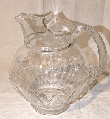 Jarra de vidrio MacBeth Evans vintage de los años 30 con patrón de hojas Foto 1 de 4