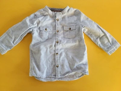 Camisa de vestir H&M para niños tejida con bolsillos abotonados 12-18 meses gris blanco Foto 1 de 4