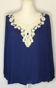 Women's Love Shirt Size Small Blue White Crotchet Neckline Tunic Top Career  - Picture 1 of 6
