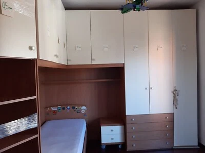 cameretta a ponte usata ad angolo con letto e comodino - Immagine 1 di 4