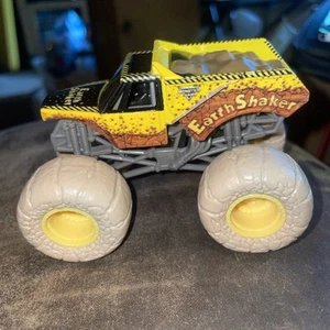 Camión Monster Jam amarillo plataforma de volteo metal agitador de tierra diecast 1:64 - Imagen 1 de 9
