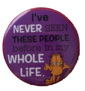 GARFIELD Vintage 80s Pin Pinback "Never Seen These People" Jim Davis Paws Used - Picture 1 of 4
