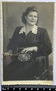 Bonita Linda Mujer Joven con Colegtas Encantadora Niña Atractiva Retrato Antigua Foto - Imagen 1 de 3