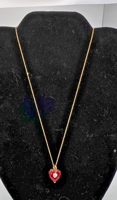 Collar y colgante vintage de rubí sintetizador corazón oro amarillo macizo de 10k Foto 1 de 4