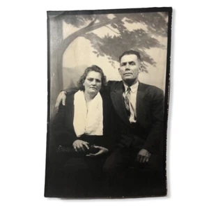 De Colección Años 1930 Años 1940 Pareja Mayor Vestida Sentada Cerrada B&W Foto - Imagen 1 de 3