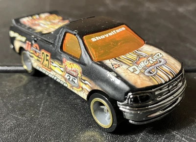 Camioneta Ford F-150 1997 negra mate - Hot Wheels World Race diecast 1:64 Foto 1 de 4