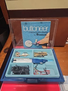BUTTONEER 5-Sekunden Button Attacher von Dennison 70er Jahre, Hartplastikkoffer mit Anleitung - Bild 1 von 21