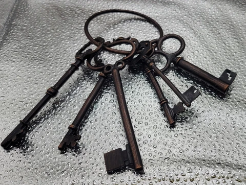 Chamber Skeleton Key Ring & 6 Keys, Cast Iron, Rustic, bronze, New Vintage Cover