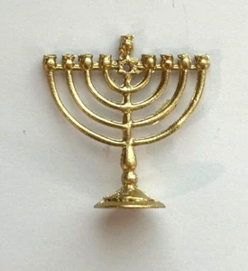 Menorá pequeña miniatura de color dorado para casa de muñecas - Imagen 1 de 1