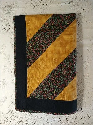 Manta acolchada a máquina hecha a mano 47"x60" negra dorada roja Foto 1 de 4