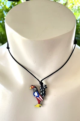 COLAR DE MADEIRA PINGENTE GALO PORTO-RIQUENHO FEITO À MÃO COM LEMBRANÇA DE BANDEIRA DE BORICUAA - Imagem 1 de 4