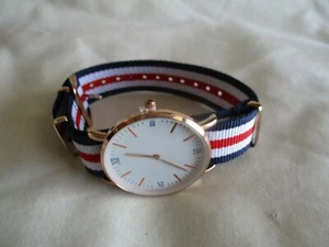 Analog Armbanduhr mit Schnallenband - Bild 1 von 12