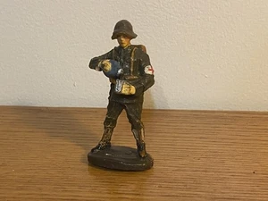 Soldado médico alemán Elastolin con cantimplora Lineol MA-42 - Imagen 1 de 5