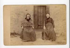 Mujeres mayores posando en antiguo vintage antiguo gabinete tarjeta foto - Imagen 1 de 3