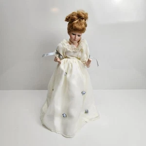 Muñeca de porcelana Avon 2000 en vestido blanco y azul 18" Margaret Special Memories - Imagen 1 de 12