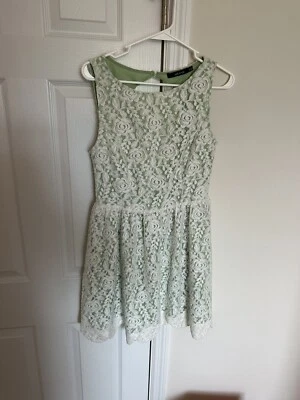 Vestido Ark & Co Ajuste Medio y Acampanado Encaje Contraste Verde Menta Concha Cerradura Trasera Foto 1 de 4