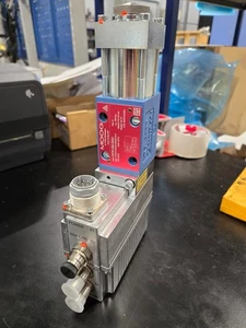 Moog D638-260-0002 Servo valve CAN + Profibus DP - Picture 1 of 3