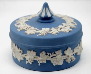 Wedgwood Blue Jasperware Round Trinket Box Grapevines Pattern with l Lid. - Bild 1 von 7