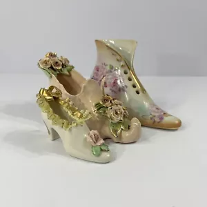 Vintage Set aus 3 viktorianischen Schuhfiguren Stiefelvasen Blumenmuster Damen Gold Spitzenborte - Bild 1 von 21