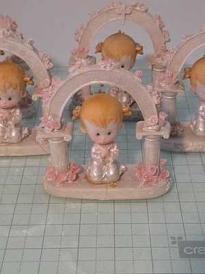 Praying Child Under Arch 洗礼粉红玫瑰 5 件套 — 第 1/4 张图片