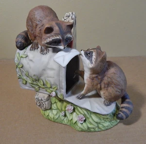 Obra Maestra Porcelana por Homco Raccoons en Buzón Estatuilla De Colección 1987 ¡Muy Bonita!! - Imagen 1 de 12