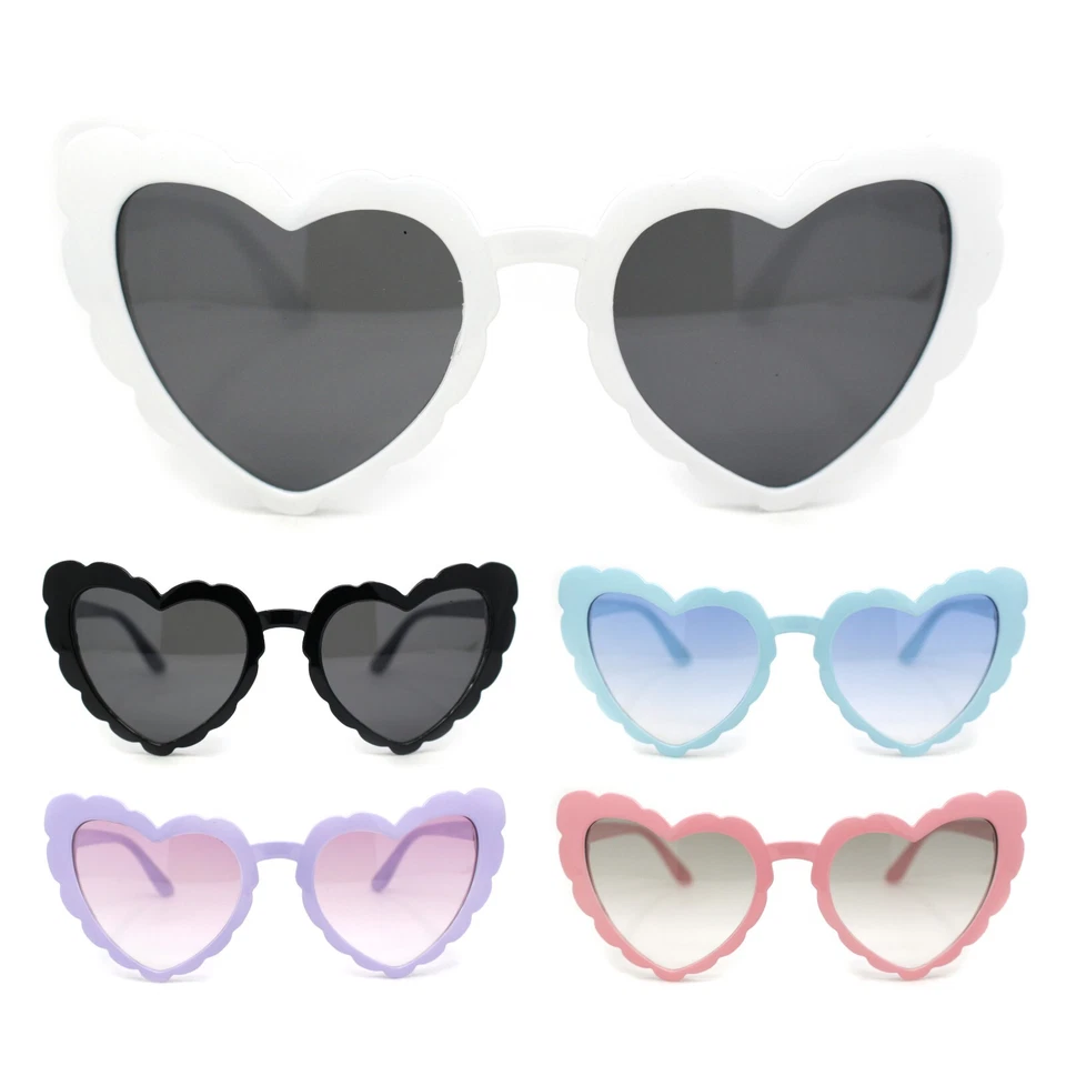 Gafas de sol de plástico con borde de pétalos de encaje en forma de corazón para mujer Foto 1 de 1