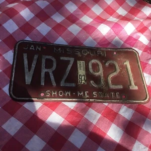 1993 MISSOURI LICENSE PLATE VRZ-921 SHOW ME STATE RED & WHITE - Picture 1 of 3