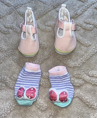 Paquete de calcetines y zapatos para bebé niña - zapatos planos Mary Jane rosa con calcetines de sonajero mariposa Foto 1 de 4