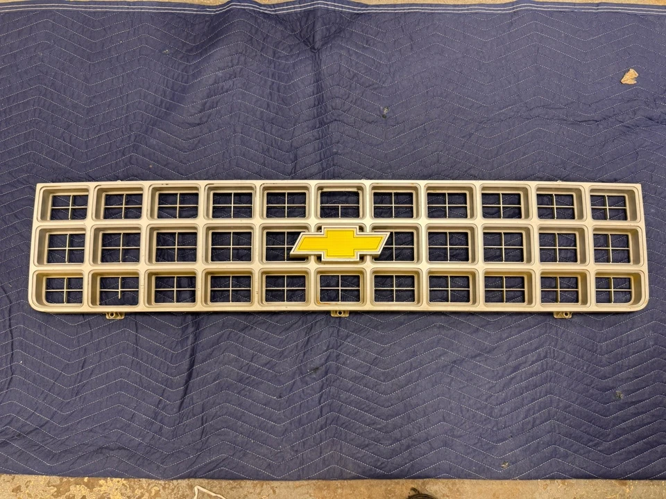 1977-1980 Chevrolet C/K 10 Blazer K5 Scottsdale grade dianteira 14007544 fabricante de equipamento original #4704E - Imagem 1 de 4