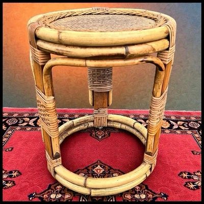 Mesa redonda pequeña vintage años 70 boho chic de bambú, ratán, caña y madera Foto 1 de 4