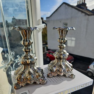 Par de candelabros estilo rococó chapados en plata vintage C.G.H Hallbergs Foto 1 de 4