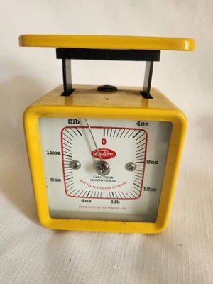 Кухонные весы Dulton Company Limited из желтого металла 5 x 3,5 дюйма весят в фунтах фунтов - Изображение 1 из 4