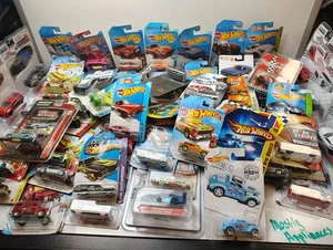 Lote de 70 coches Hot Wheels, Matchbox, JDM, nuevos, precintados. Tarjetas dobladas/mezcladas - varias - Imagen 1 de 19