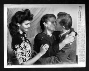 1942 Press Photo, Mickey Rooney Meets His Mother-in Law, Along with Wife Ava - Picture 1 of 3