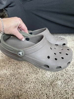 Crocs Adulto Talla. Zapatos sin cordones clásicos marrones 8/10 Foto 1 de 4