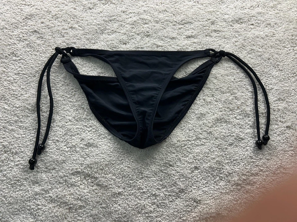 Biquíni Op Feminino Pequeno Preto Laço Lateral Natação Cintura Baixa Elástica Roupa de Praia - Imagem 1 de 4