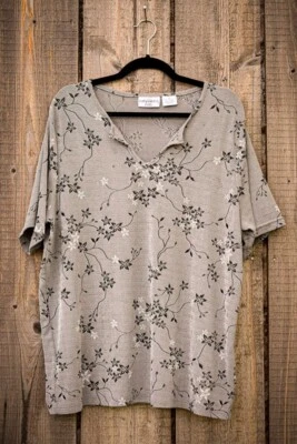 Women's Kathy Ireland Plus Gray & Black Short Sleeved floral knit blouse size 1x - Image 1 of 4