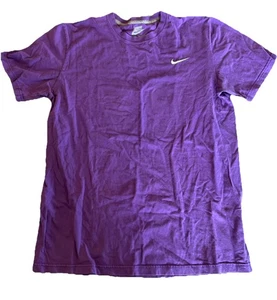 NIKE Talla Grande “Swoosh Bordado” PÚRPURA Camiseta Cuello Redondo Calce Regular Unisex - Imagen 1 de 6