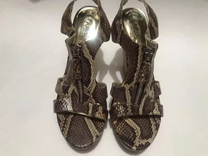 Sandalia de cuña con patrón de piel de serpiente Carlos Santana talla 6. Nuevo con caja - Imagen 1 de 4