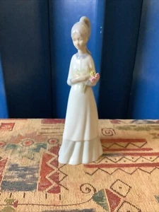 Girl With Flowers Porcelain Figurine By Miguel Requins, Valencia Spain - Picture 1 of 4