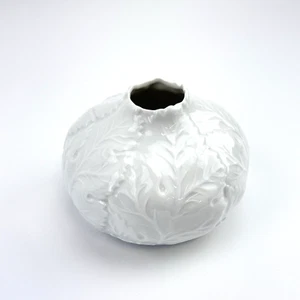 Fürstenberg Porzellanvase |  | Weiß | Relief-Blattdekor | Edles Design | Vintage - Picture 1 of 9
